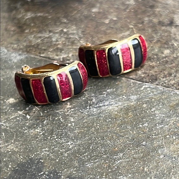 Jewelry - VTG Elegant Red and Black enameled CLIP ON Earrings
